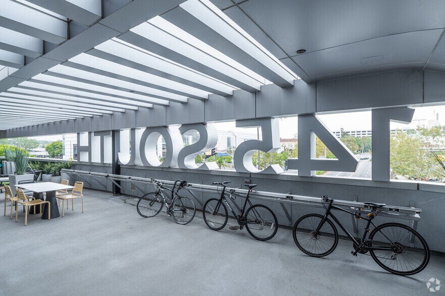 145 S Fairfax Ave, Los Angeles, CA to rent - Interior Photo - Image 2 of 22