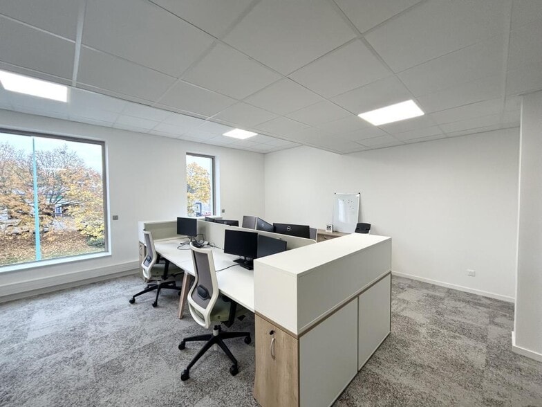 14 Chemin Des Hirondelles, Dardilly to rent - Interior Photo - Image 3 of 9