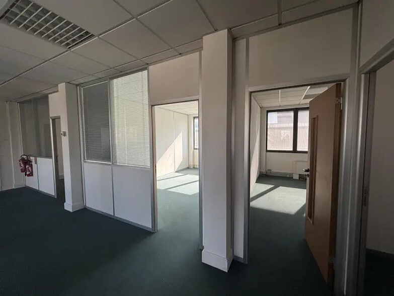Office in Colombes to rent - Interior Photo - Image 2 of 4