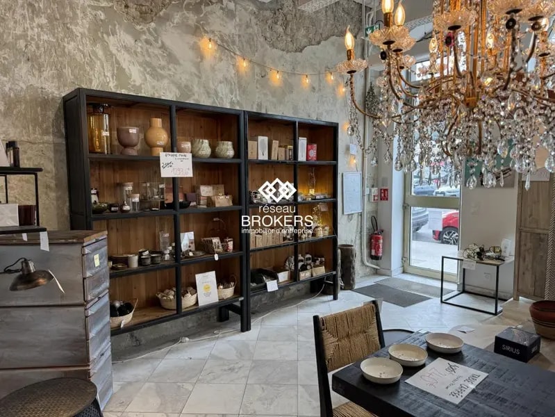 Retail in Lyon to rent Interior Photo- Image 1 of 4