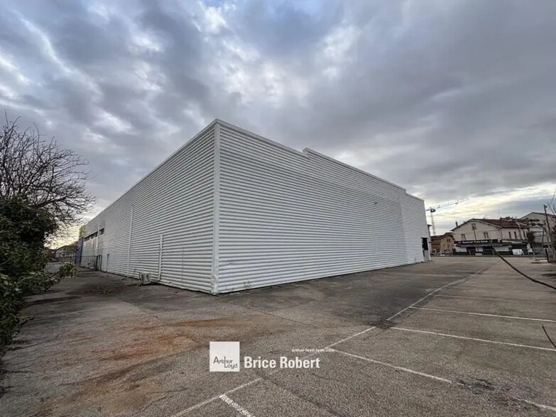 Light Industrial in Vaulx-en-Velin to rent - Building Photo - Image 3 of 8