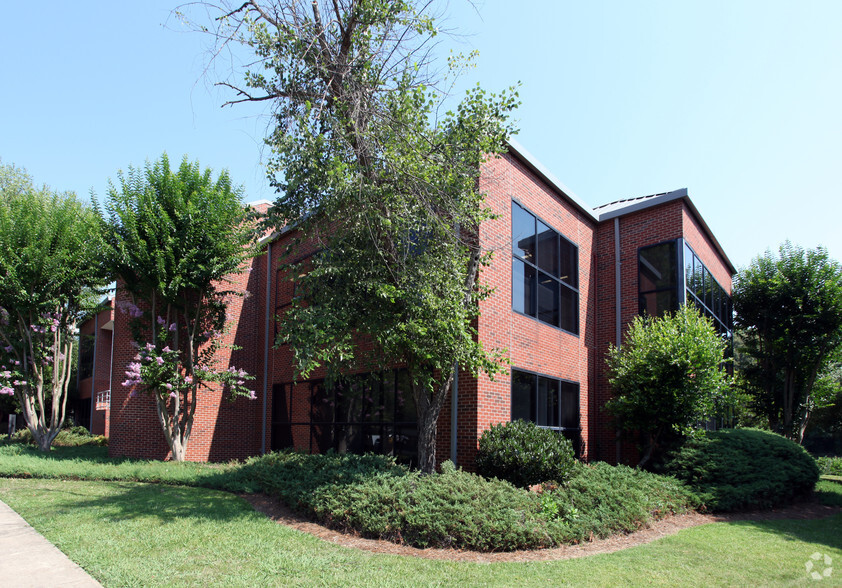 6520 Bryan Blvd, Greensboro, NC for rent - Primary Photo - Image 1 of 6