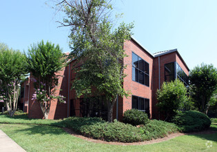 6520 Bryan Blvd, Greensboro, NC for rent Primary Photo- Image 1 of 7