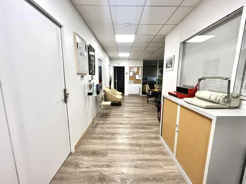 Office in Chatou to rent - Interior Photo - Image 3 of 9