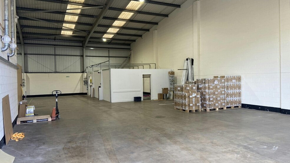 Buckingham Clos, Nuneaton to rent - Building Photo - Image 3 of 9