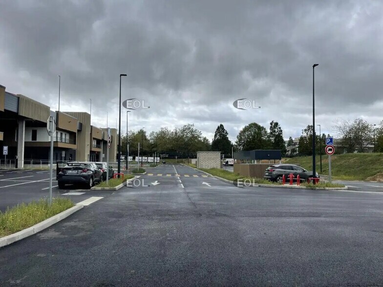 Light Industrial in Élancourt to rent - Building Photo - Image 3 of 24