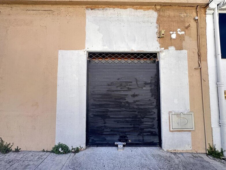 Retail in Marseille 11Eme to rent - Building Photo - Image 2 of 4