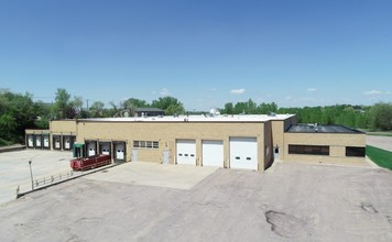 221 N Chapel Hill Rd, Sioux Falls, SD for rent Building Photo- Image 1 of 17