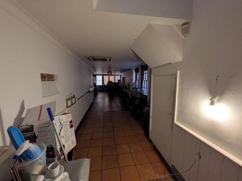 176 High St, Guildford to rent - Building Photo - Image 2 of 4