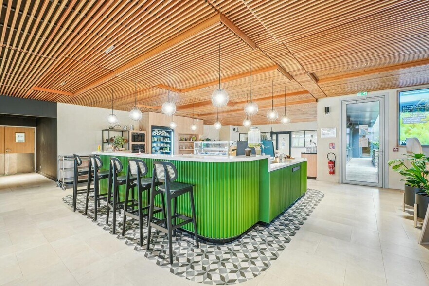 Office in Saint-Ouen-sur-Seine to rent - Building Photo - Image 2 of 16