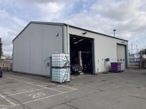 Oliver Clos, Grays to rent Building Photo- Image 1 of 3