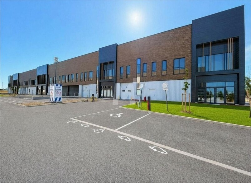 Light Industrial in Wissous to rent - Building Photo - Image 1 of 10