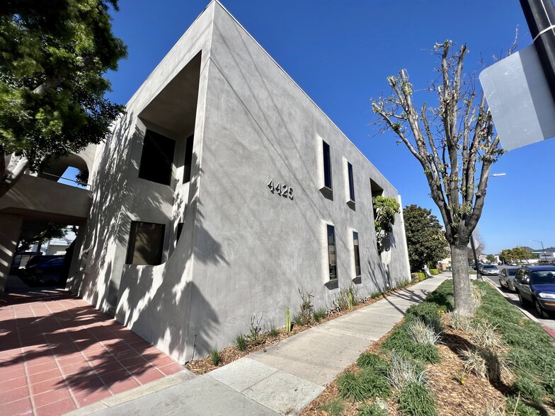 4425 W Riverside Dr, Burbank, CA for rent - Building Photo - Image 1 of 6