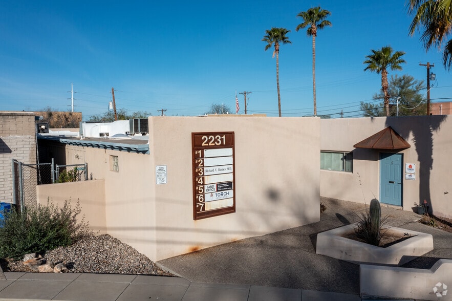 2201 N Indian Ruins Rd, Tucson, AZ for rent - Building Photo - Image 1 of 3