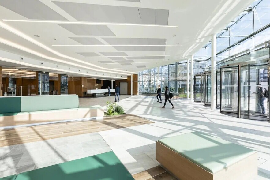 7/9 Avenue Morane Saulnier, Vélizy-Villacoublay to rent - Building Photo - Image 3 of 12