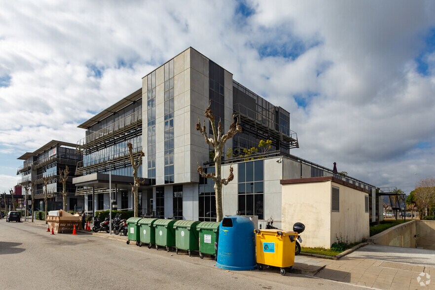 Office in El Prat de Llobregat, Barcelona to rent - Building Photo - Image 2 of 3