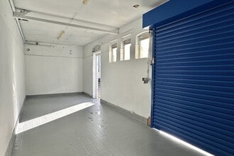 Leagrave Rd, Luton to rent Interior Photo- Image 2 of 2