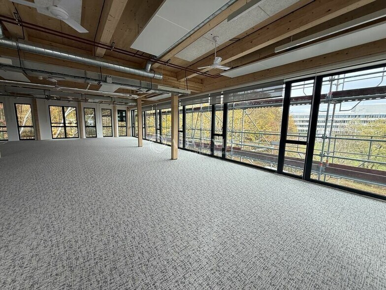 Office in Champs-sur-Marne to rent - Building Photo - Image 3 of 12