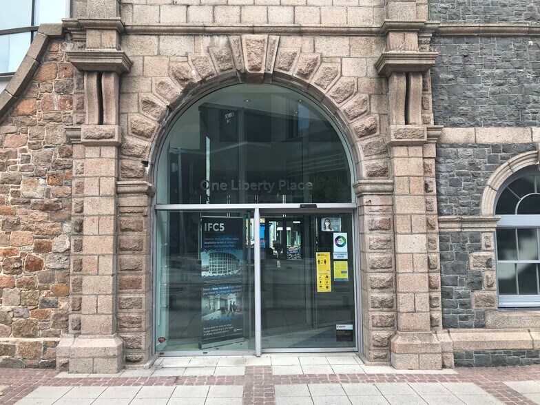 Esplanade, Jersey to rent - Building Photo - Image 3 of 3