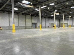 Industrial in Moissy-Cramayel to rent Interior Photo- Image 2 of 5