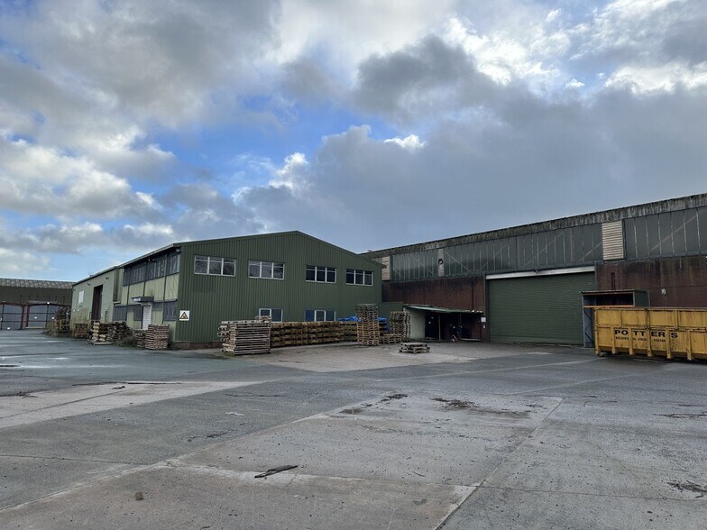 Lianidloes Rd, Newtown to rent - Building Photo - Image 3 of 7