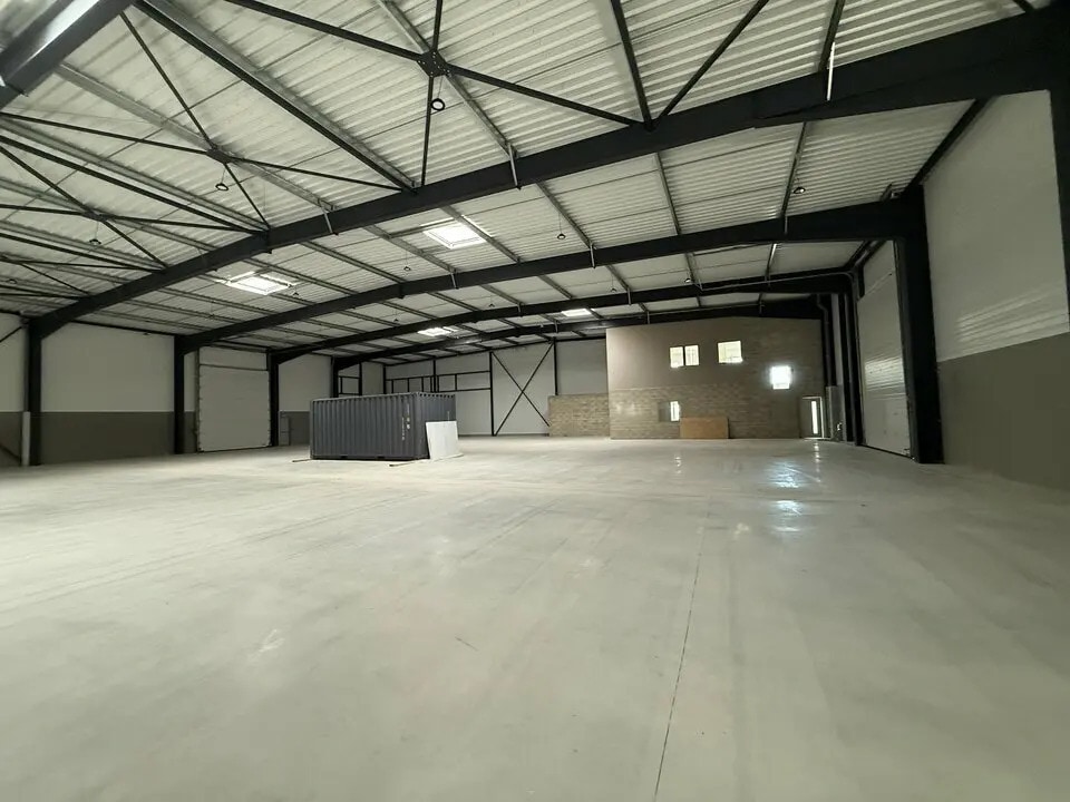 Location Local d'activités 1 825 m² - Photo 1