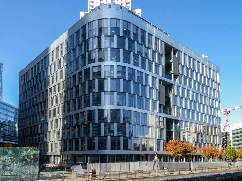 34 Rue Henri Régnault, Courbevoie to rent - Building Photo - Image 2 of 3