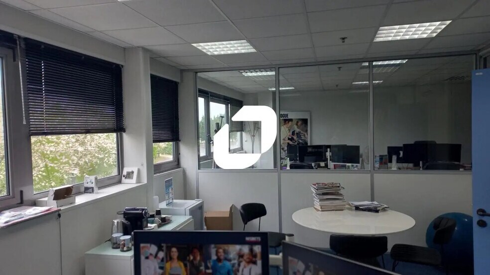 Office in Moissy-Cramayel to rent - Interior Photo - Image 2 of 7