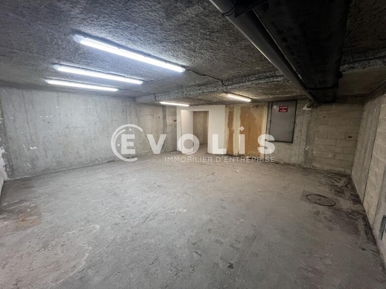 Light Industrial in Maisons-Alfort for sale - Interior Photo - Image 2 of 8