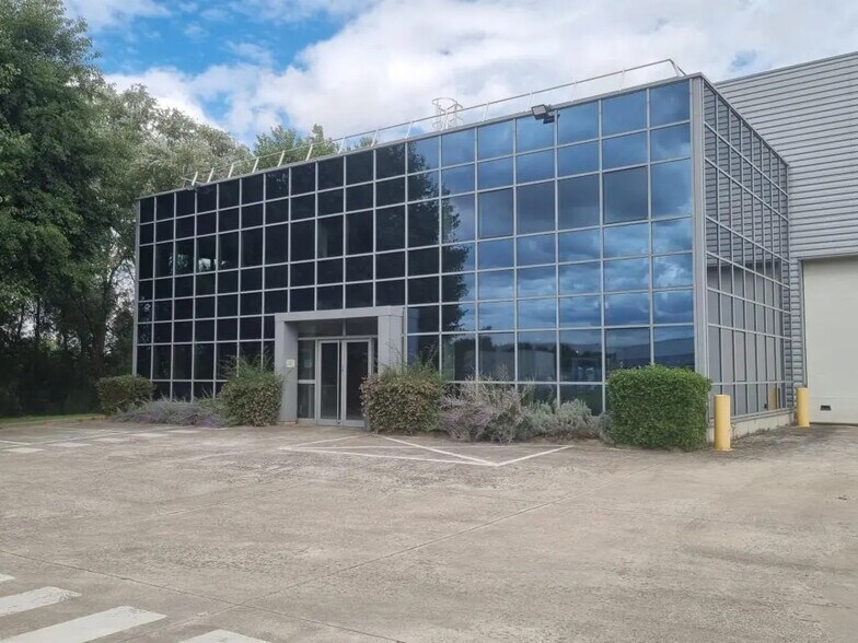 Light Industrial in Compans to rent - Building Photo - Image 2 of 7