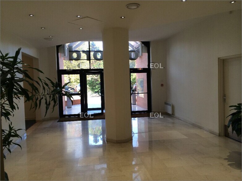 Office in Montigny-le-Bretonneux to rent - Lobby - Image 2 of 5