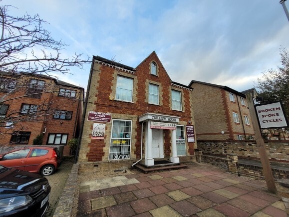 32 New Street, St Neots to rent Primary Photo- Image 1 of 3