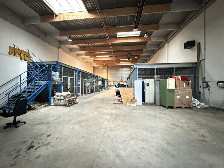 Light Industrial in Le Bourget to rent - Interior Photo - Image 3 of 33
