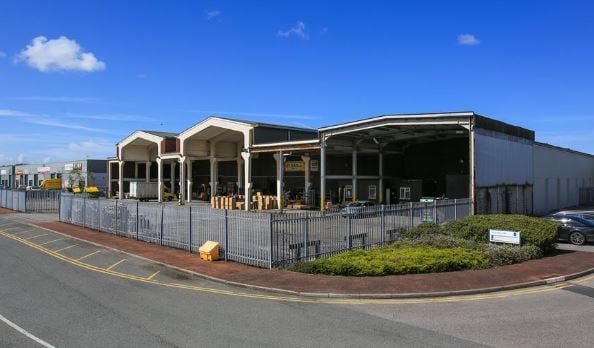 Topham Dr, Liverpool to rent - Building Photo - Image 2 of 3