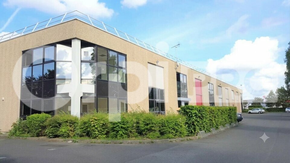 Light Industrial in Coignieres to rent - Building Photo - Image 1 of 3