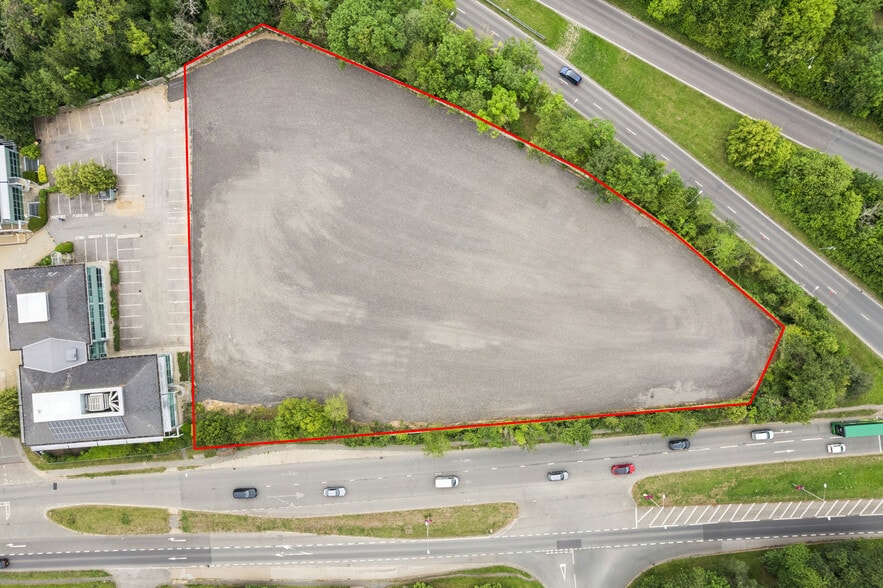 Oxford Rd, Denham to rent - Aerial - Image 1 of 6