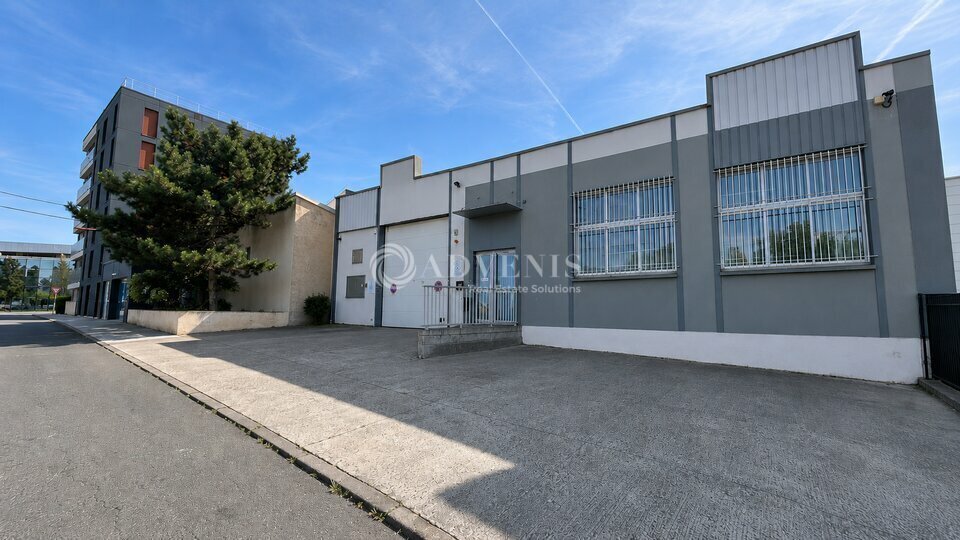 Light Industrial in Montreuil to rent Building Photo- Image 1 of 13