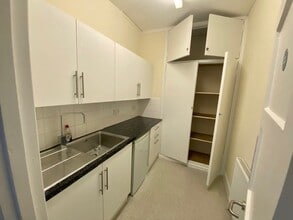 2 The Square, Reading for sale Interior Photo- Image 2 of 6