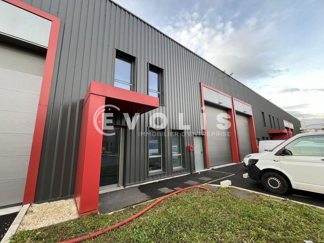 Light Industrial in Chassieu to rent Building Photo- Image 1 of 15