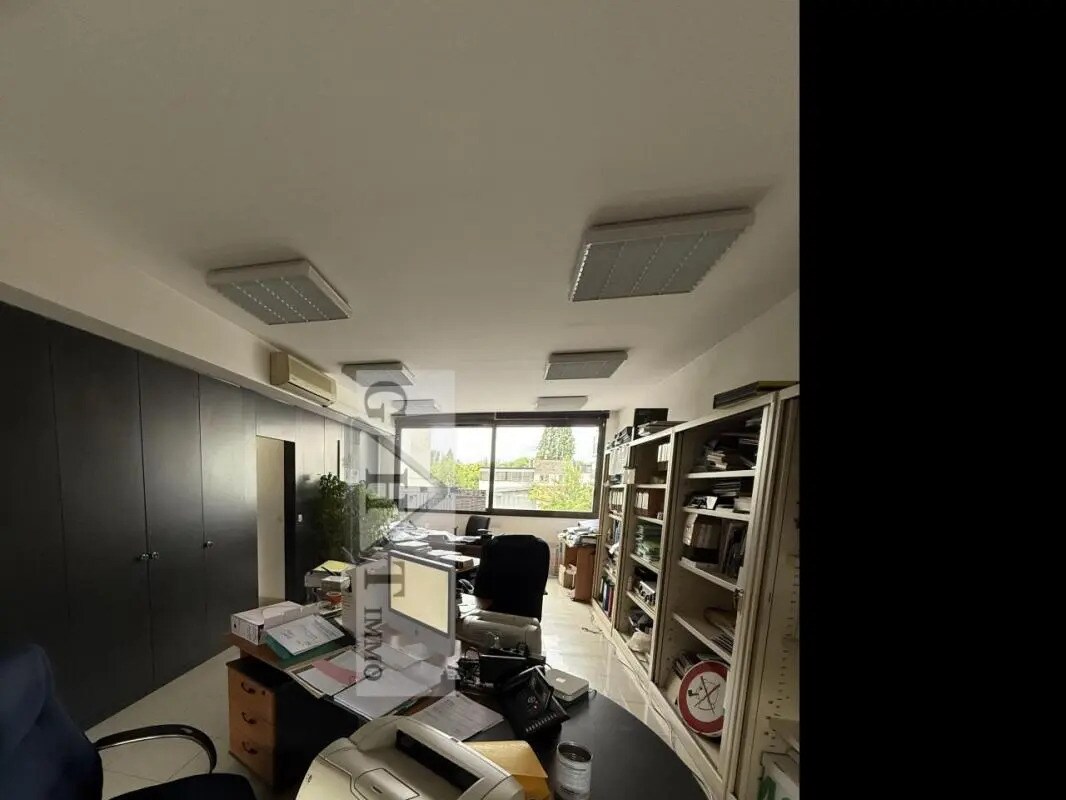 Light Industrial in Montreuil for sale Building Photo- Image 1 of 17