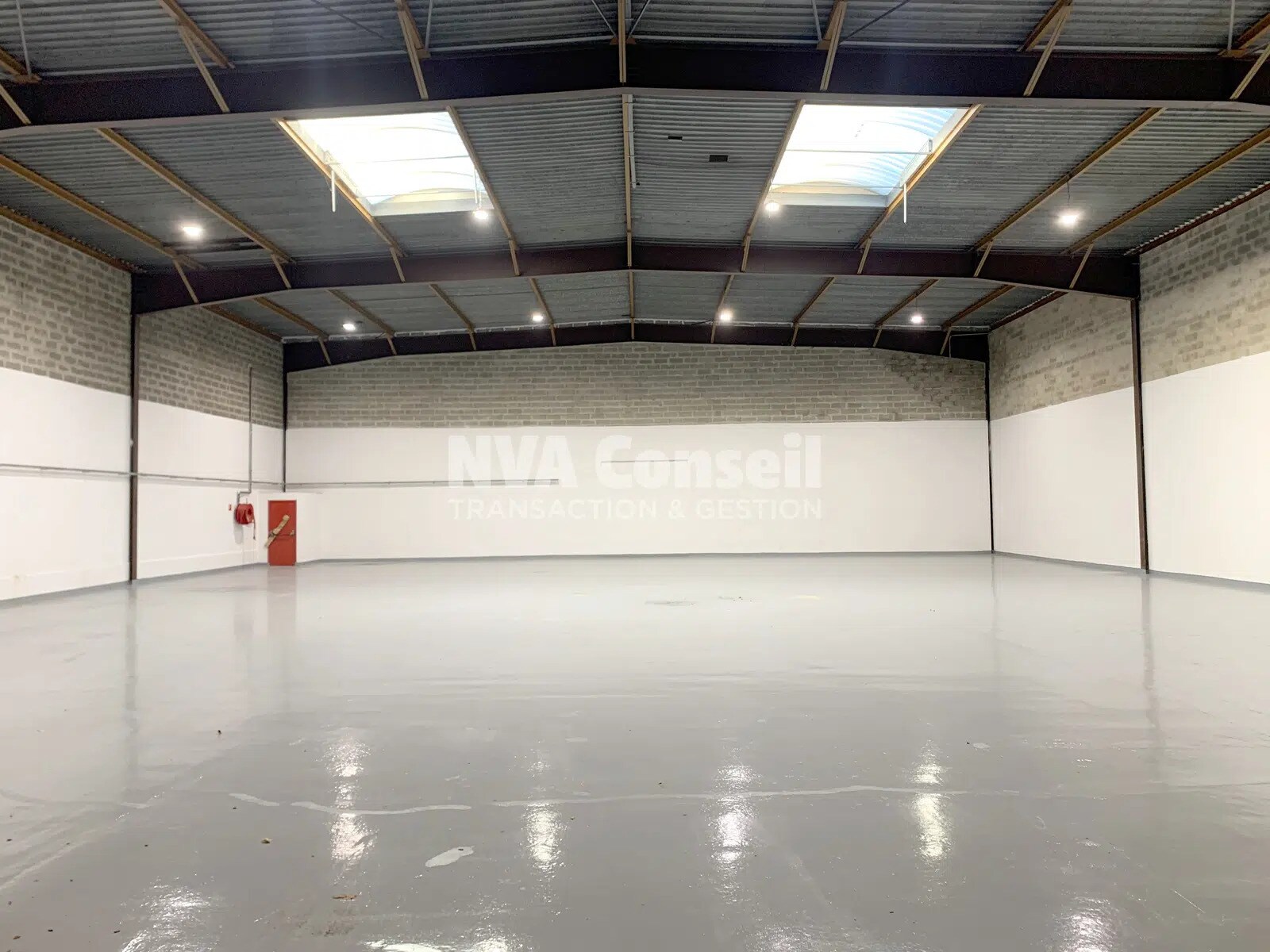 Light Industrial in SAINT-OUEN-L'AUMONE to rent Interior Photo- Image 1 of 9