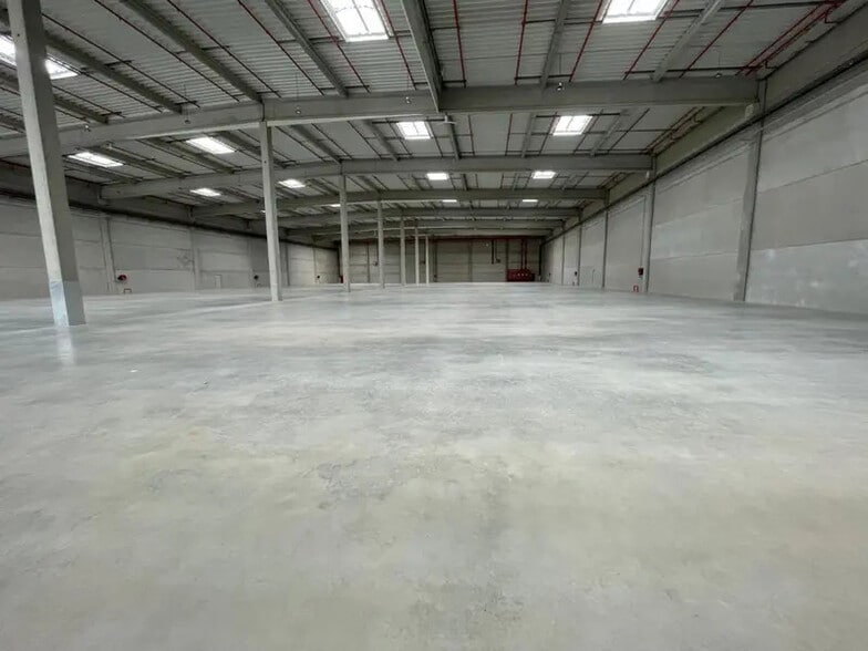 Industrial in Le Thillay to rent - Interior Photo - Image 3 of 25
