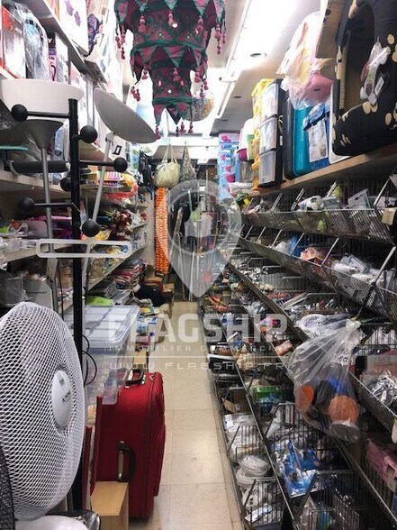 Retail in Boulogne-Billancourt to rent - Interior Photo - Image 2 of 4