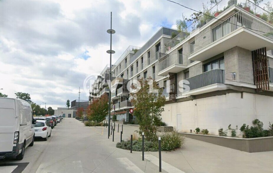 Retail in Massy to rent - Building Photo - Image 1 of 3