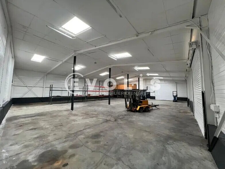 Light Industrial in Pusignan to rent - Interior Photo - Image 3 of 20