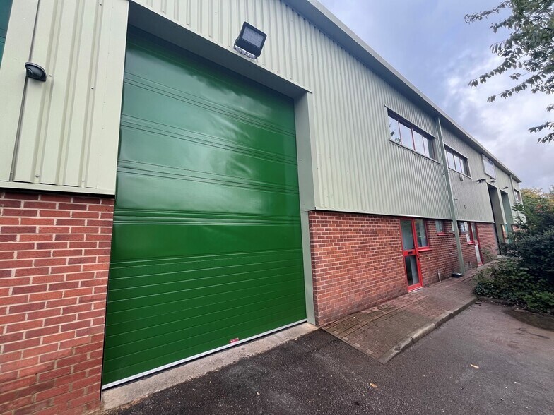 Primrose Hl, Kings Langley to rent - Building Photo - Image 2 of 5