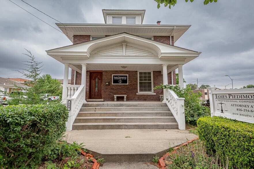 209 S Spring St, Independence, MO for rent - Building Photo - Image 1 of 35