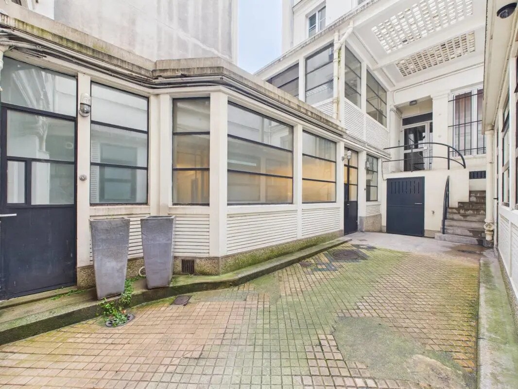 Light Industrial in Paris for sale Building Photo- Image 1 of 13