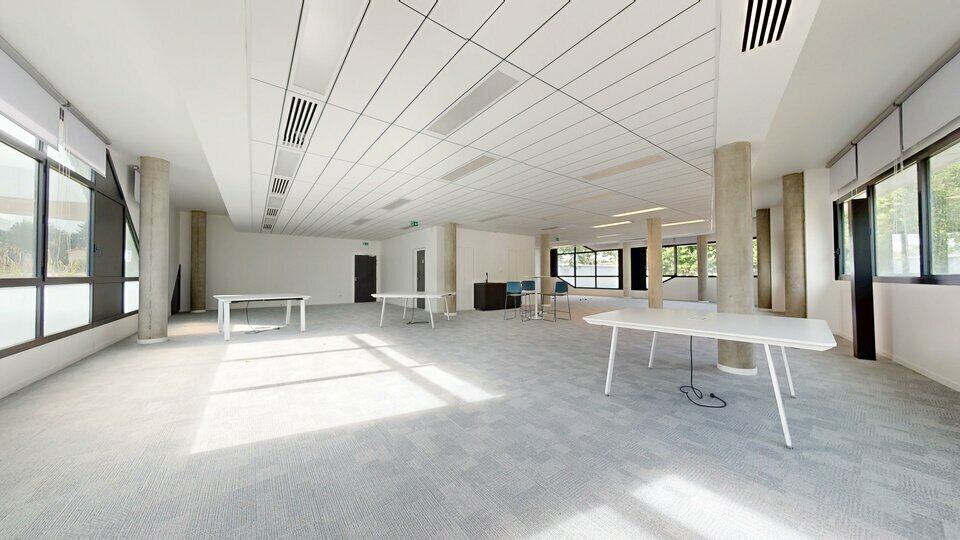 Office in Champagne-au-Mont-d'Or to rent - Building Photo - Image 3 of 10