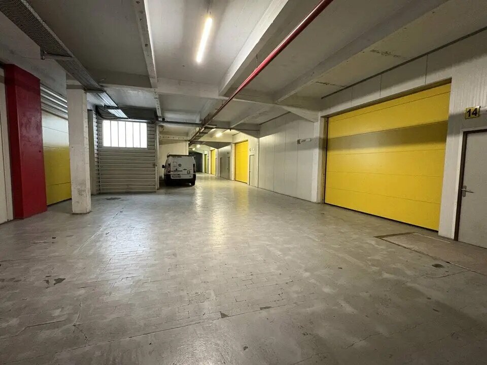 Light Industrial in Lormont to rent Interior Photo- Image 1 of 7